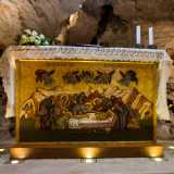 Sullo sfondo � situato l�altare, rivestito da una pala lignea arrivata nel 2010 dal monte Athos...